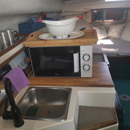 Port De Saint Laurent Du Var - Bateau Moteur Hotel ภายนอก รูปภาพ